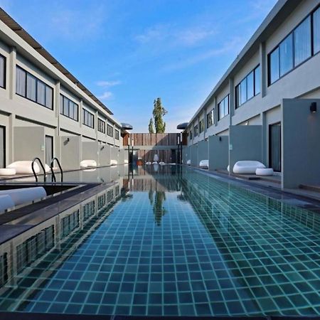 S Ratchada Leisure Hotel - Sha Plus Bangkok Kültér fotó The swimming pool at the hotel