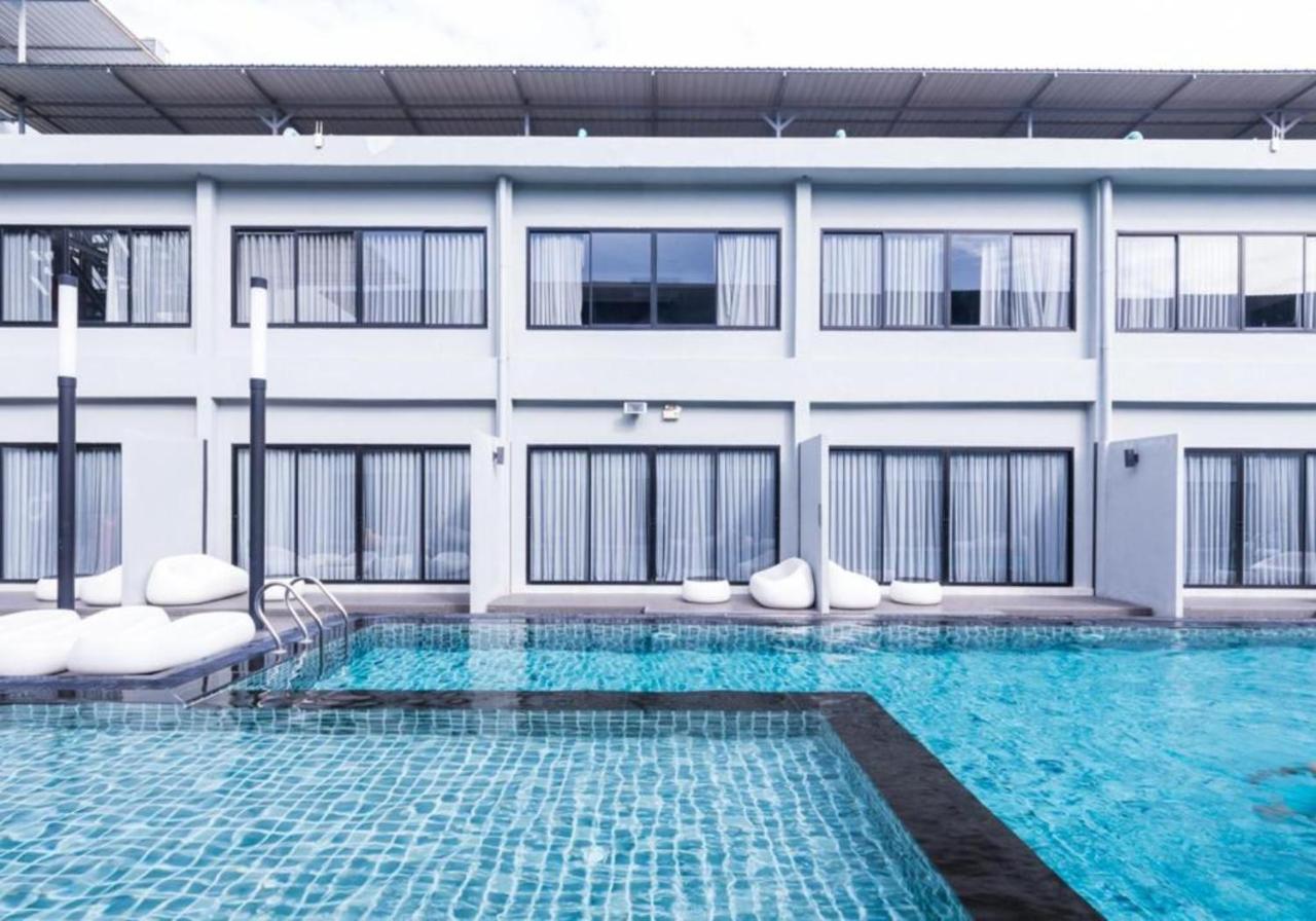 S Ratchada Leisure Hotel - Sha Plus Bangkok Kültér fotó The swimming pool at the hotel