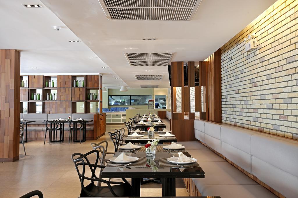 S Ratchada Leisure Hotel - Sha Plus Bangkok Kültér fotó The interior of the restaurant