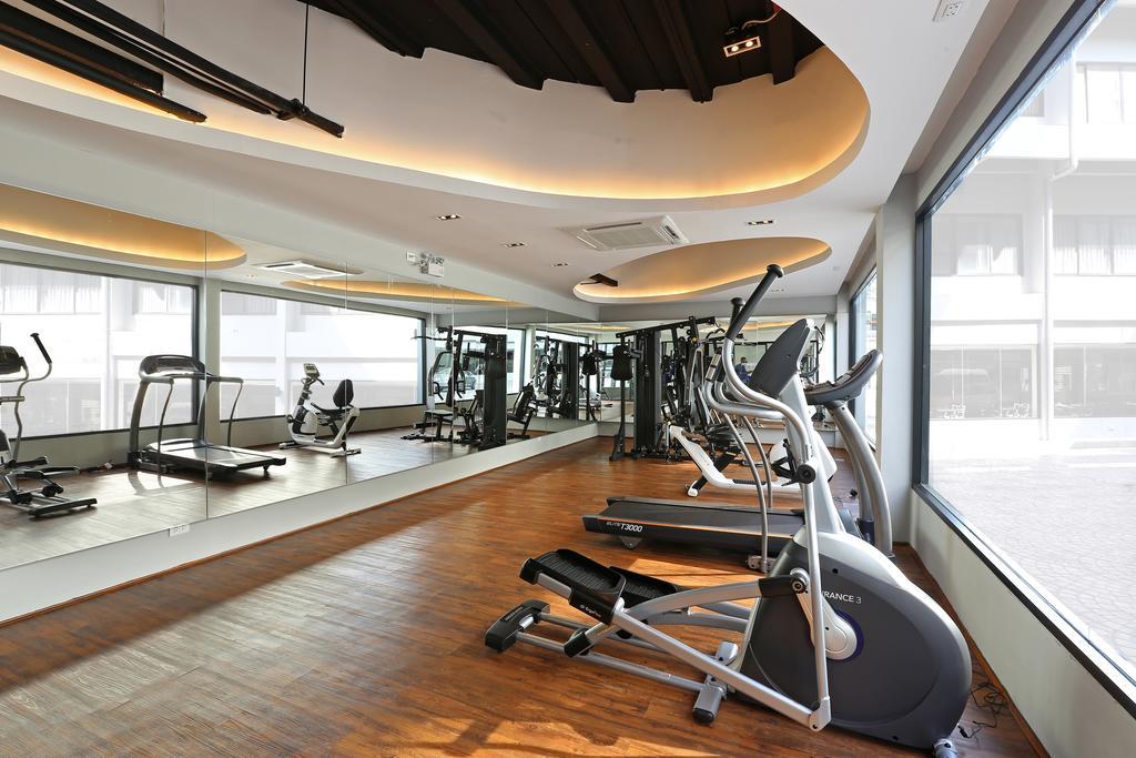S Ratchada Leisure Hotel - Sha Plus Bangkok Kültér fotó A gym in a hotel