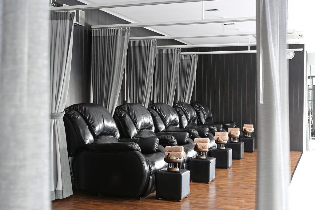 S Ratchada Leisure Hotel - Sha Plus Bangkok Kültér fotó A foot massage parlor in Taiwan
