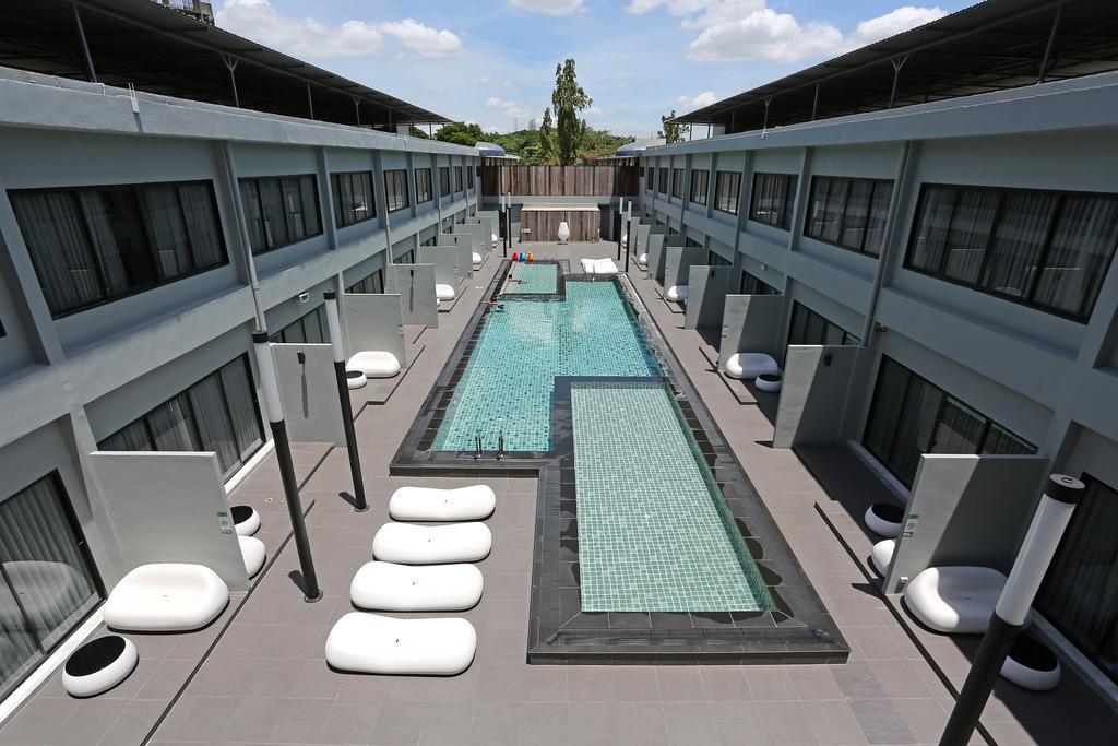 S Ratchada Leisure Hotel - Sha Plus Bangkok Kültér fotó The hotel's pool