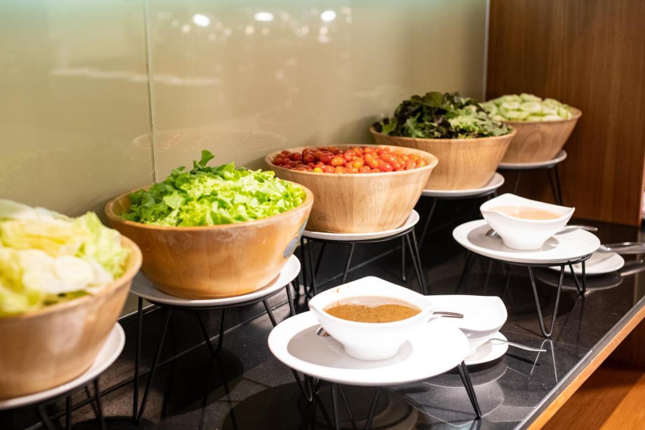 S Ratchada Leisure Hotel - Sha Plus Bangkok Kültér fotó A salad bar
