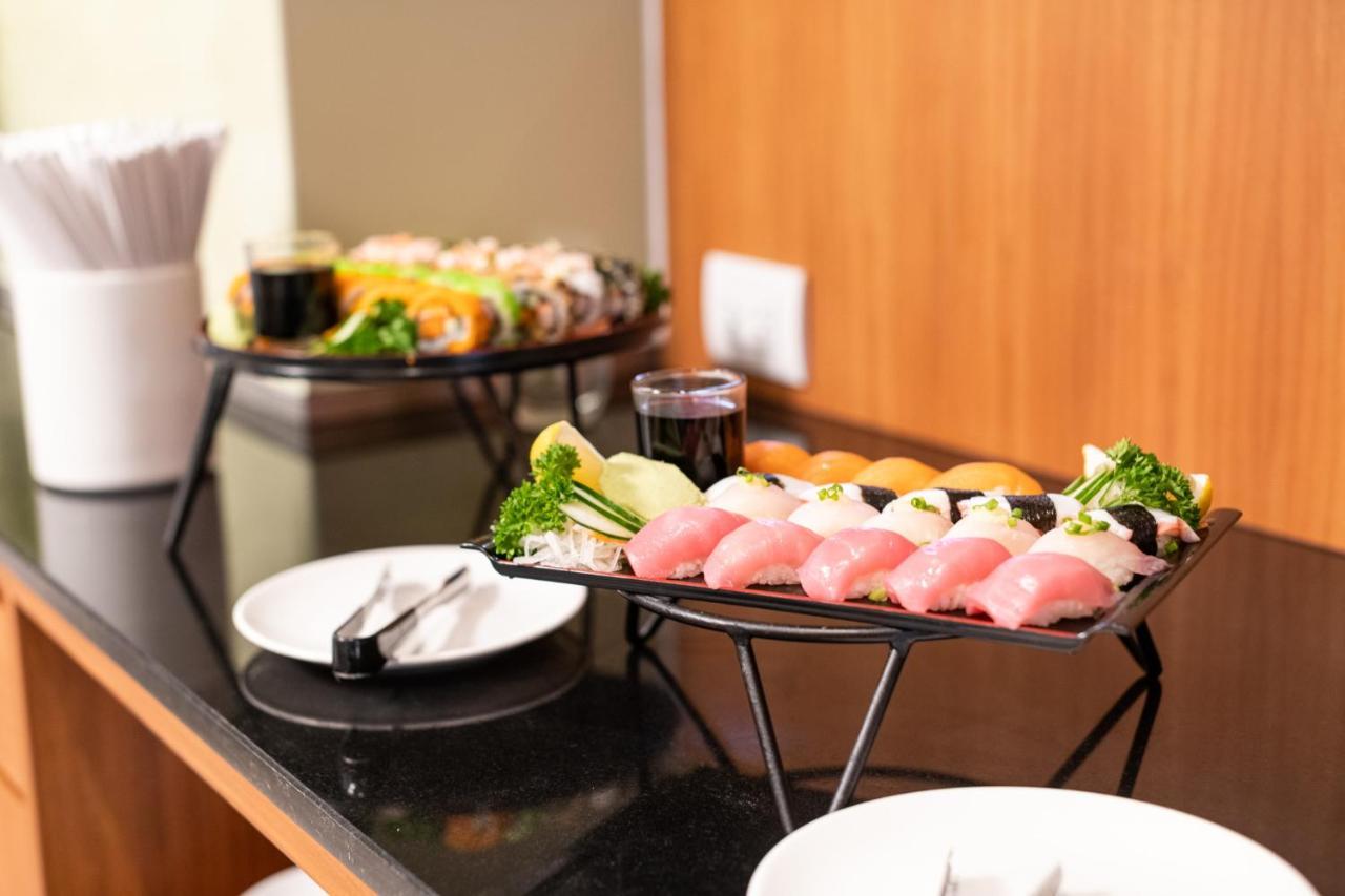 S Ratchada Leisure Hotel - Sha Plus Bangkok Kültér fotó Sushi at a buffet