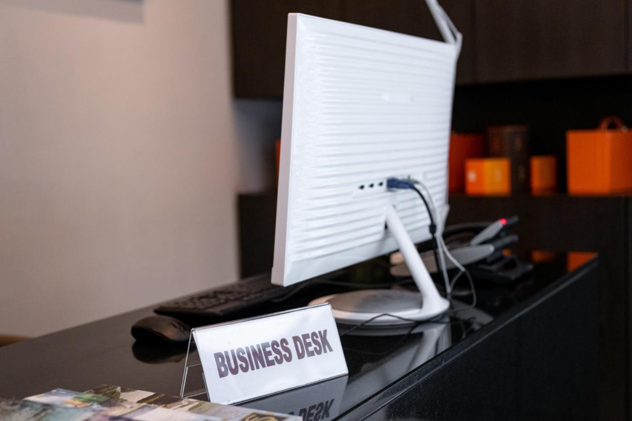 S Ratchada Leisure Hotel - Sha Plus Bangkok Kültér fotó A business desk at a hotel