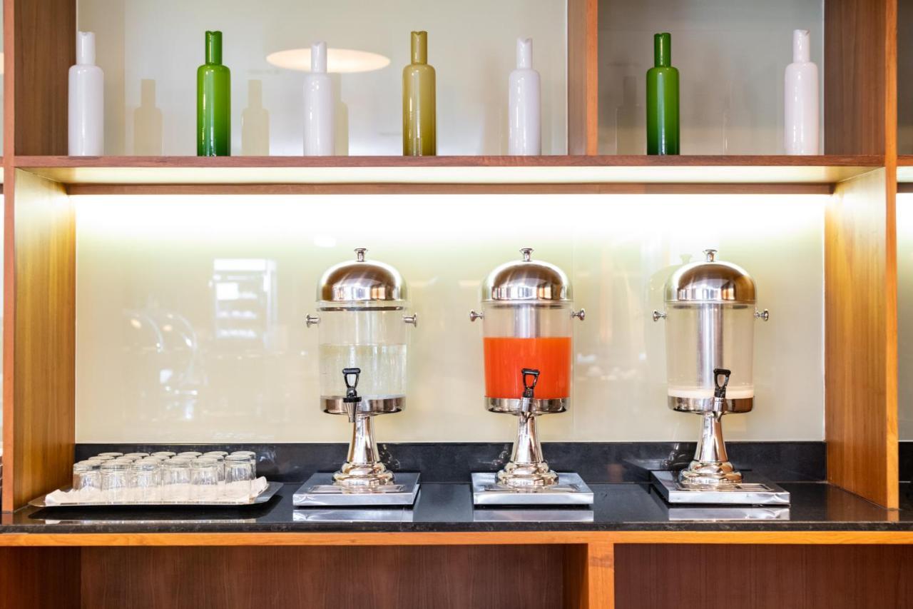 S Ratchada Leisure Hotel - Sha Plus Bangkok Kültér fotó Juice dispensers
